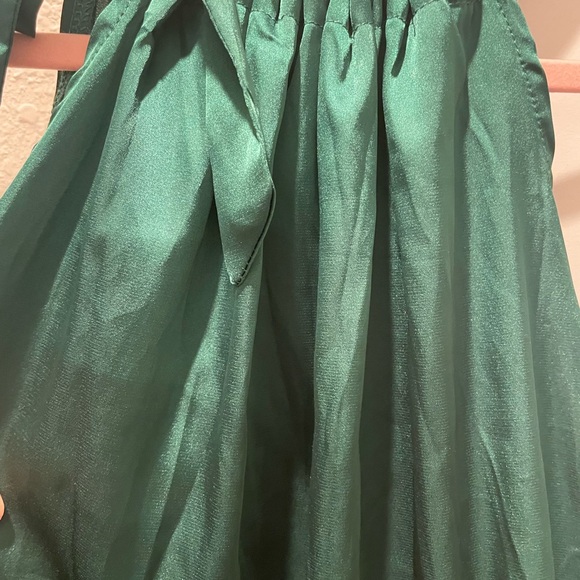 Chic Emerald Green Women's Blouse - Picture 2 of 3